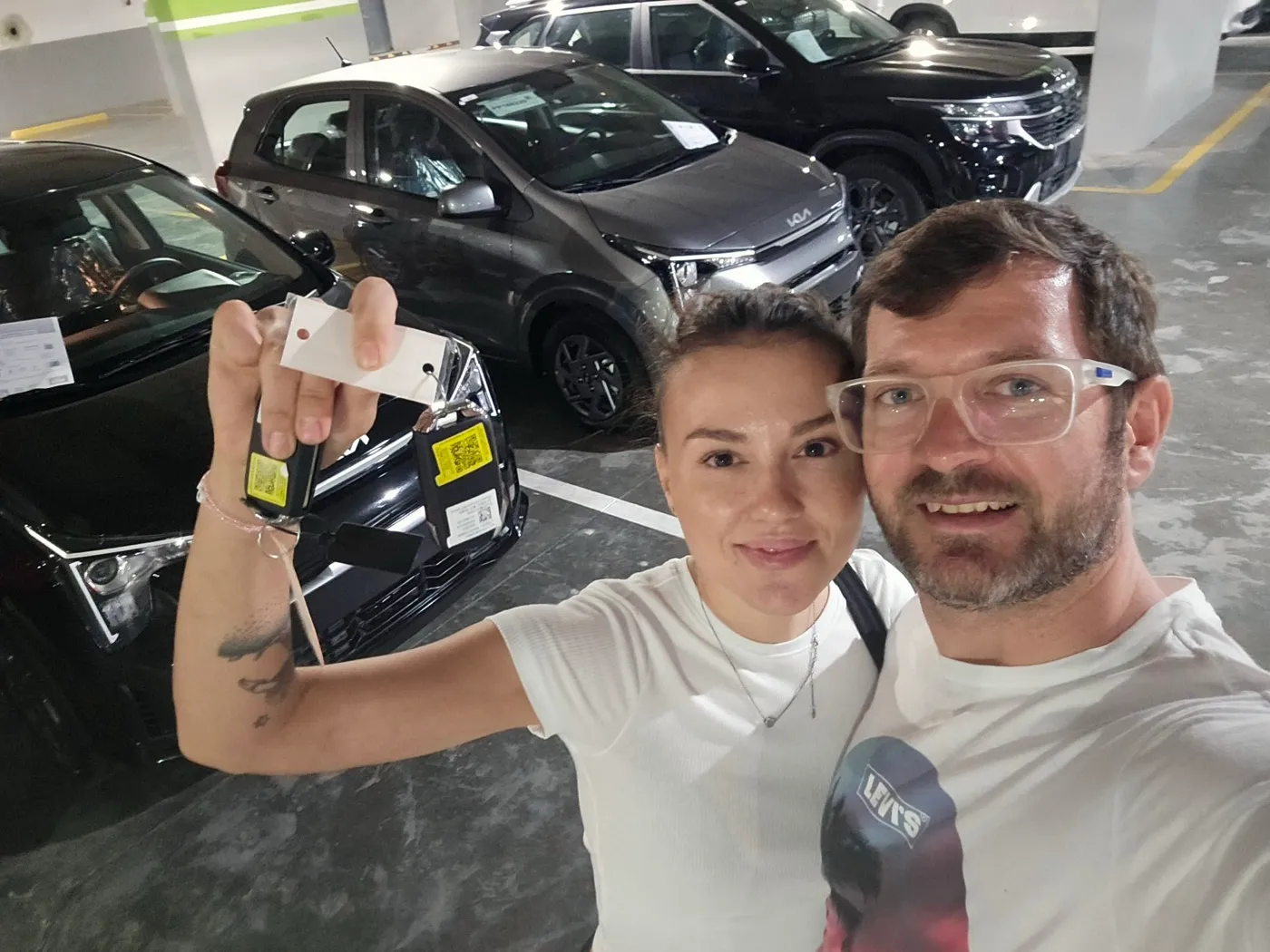 Alexander Karpetsky, fondatore e CEO di VROOM.DO, e Karyna Koval, cofondatrice e direttrice marketing, fotografati con i primi cinque veicoli della flotta VROOM.DO a Punta Cana nel febbraio 2024.