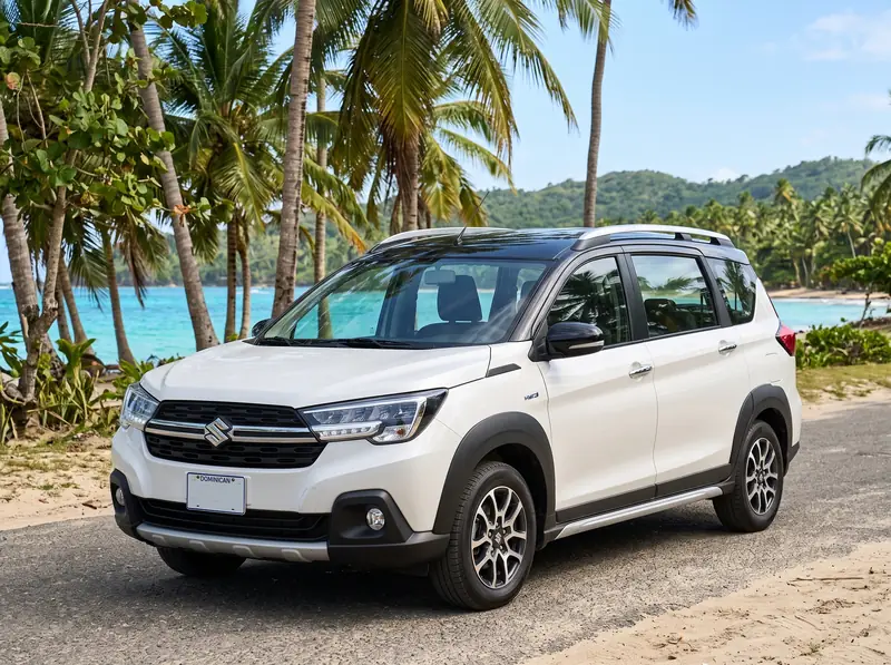 Suzuki XL7 Hybrid bianca con tetto nero, SUV a 7 posti, su una strada costiera nella Repubblica Dominicana